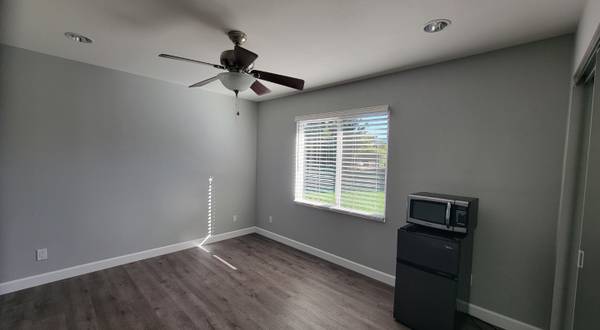 Listing photo 1 of 5