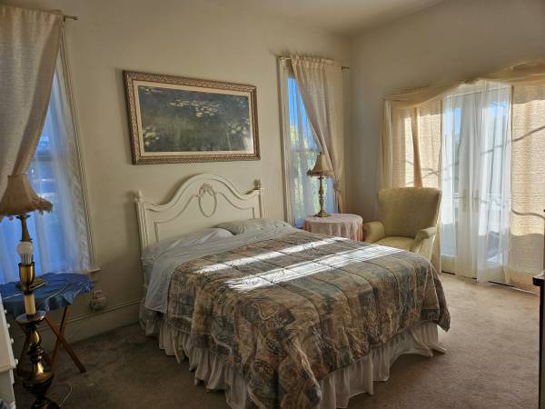Listing photo 1 of 5