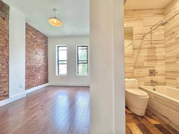 Listing photo 1 of 5