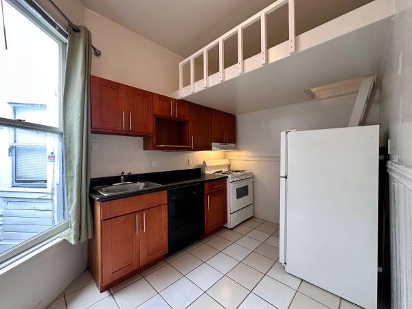 Listing photo 1 of 5