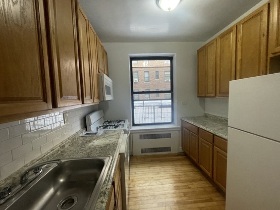 Listing photo 1 of 9