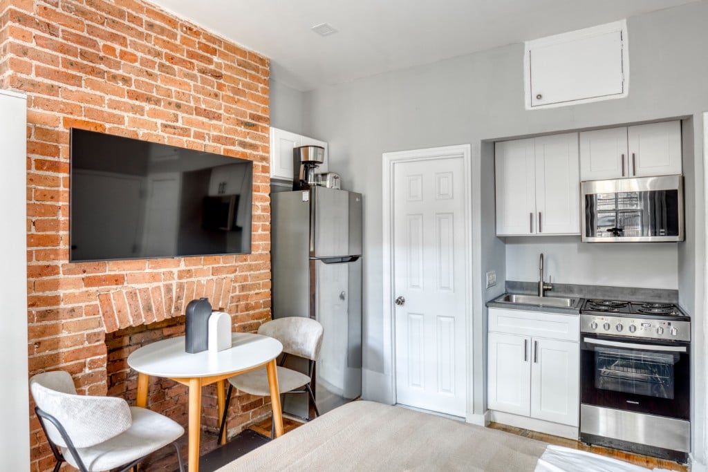 Listing photo 1 of 5