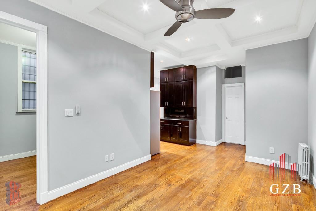 Listing photo 1 of 5