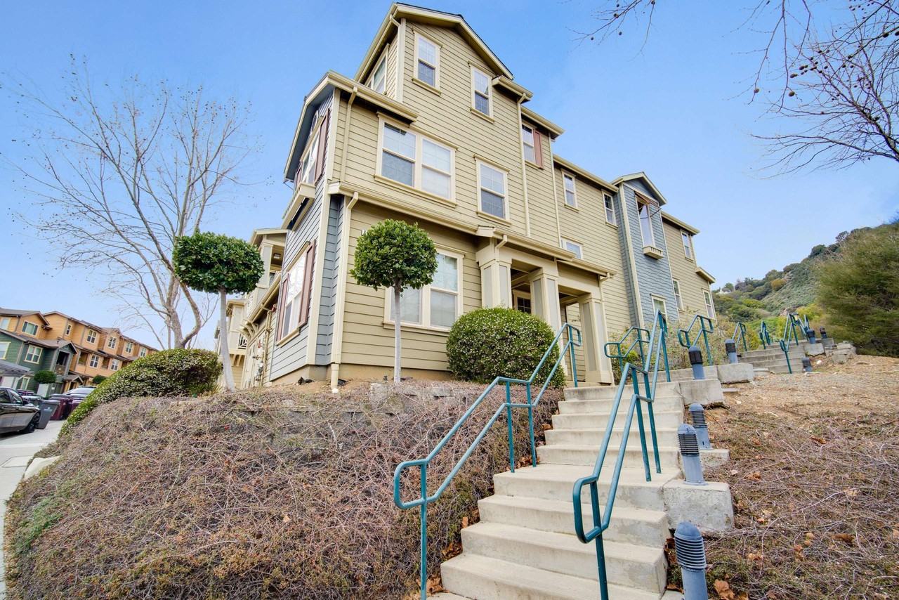 Listing photo 1 of 5