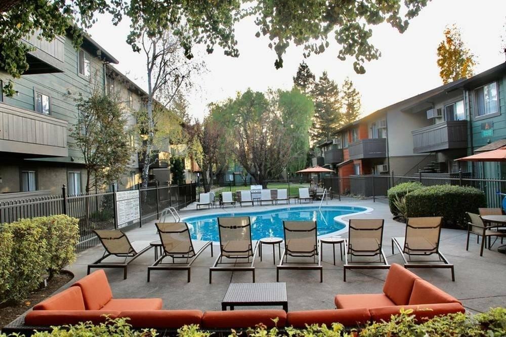 Listing photo 1 of 5