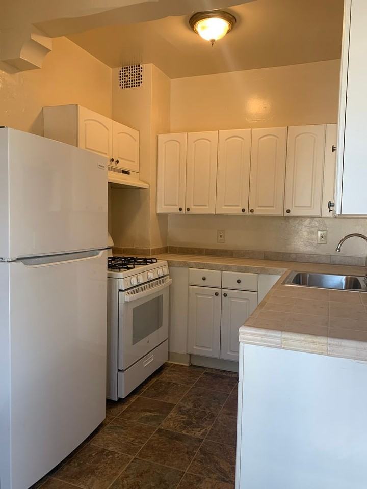 Listing photo 1 of 5