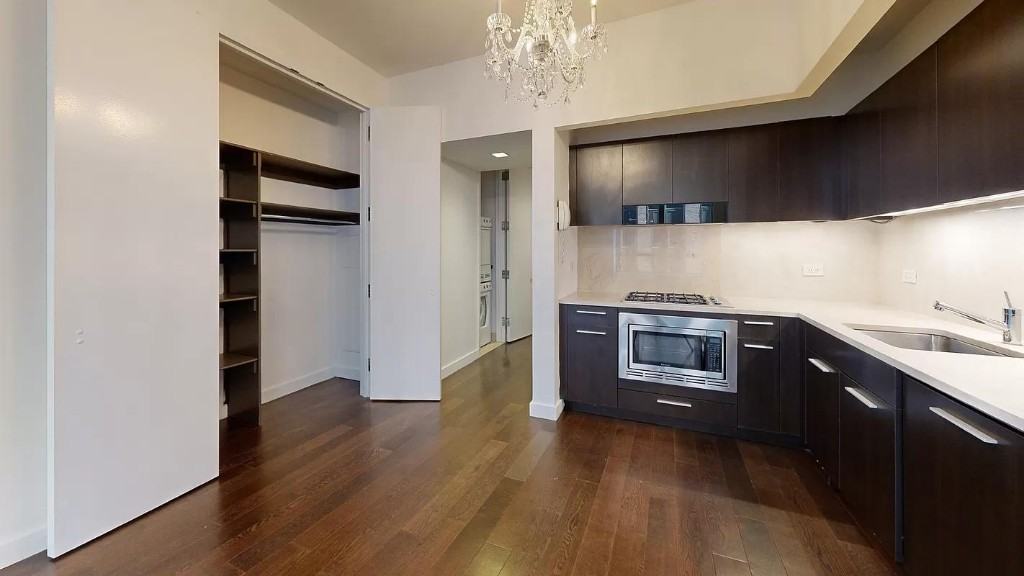 Listing photo 1 of 4