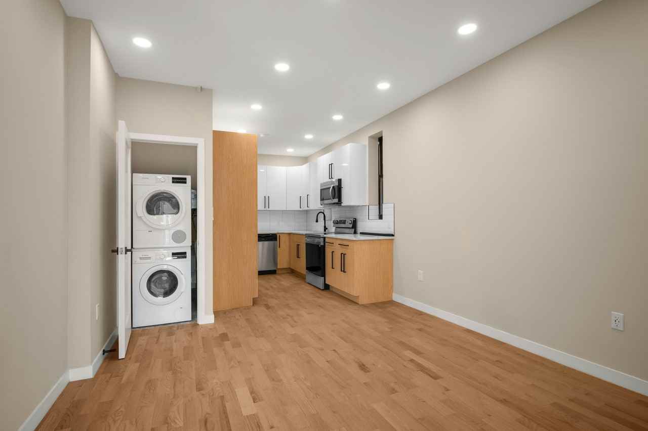 Listing photo 1 of 5