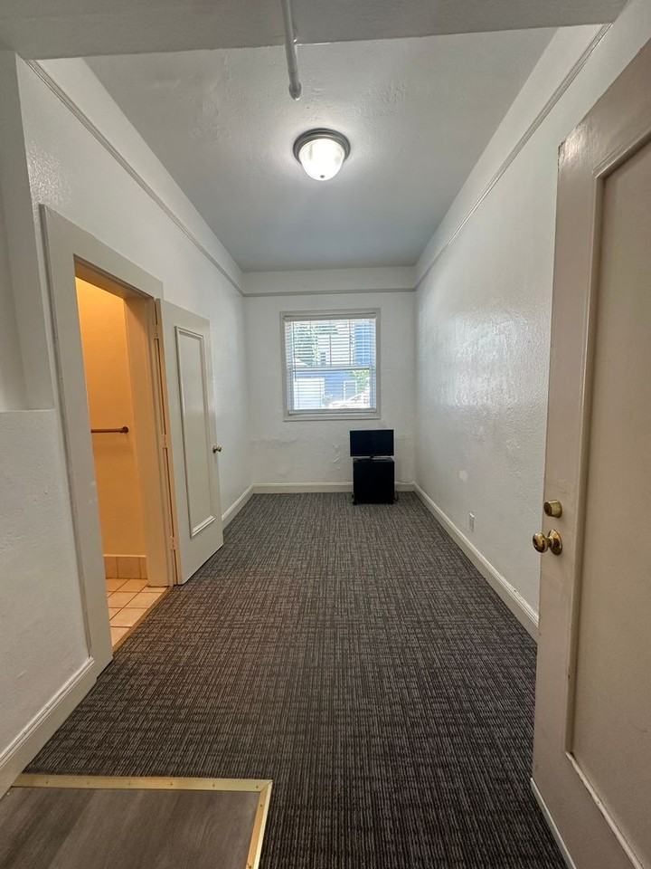 Listing photo 1 of 5