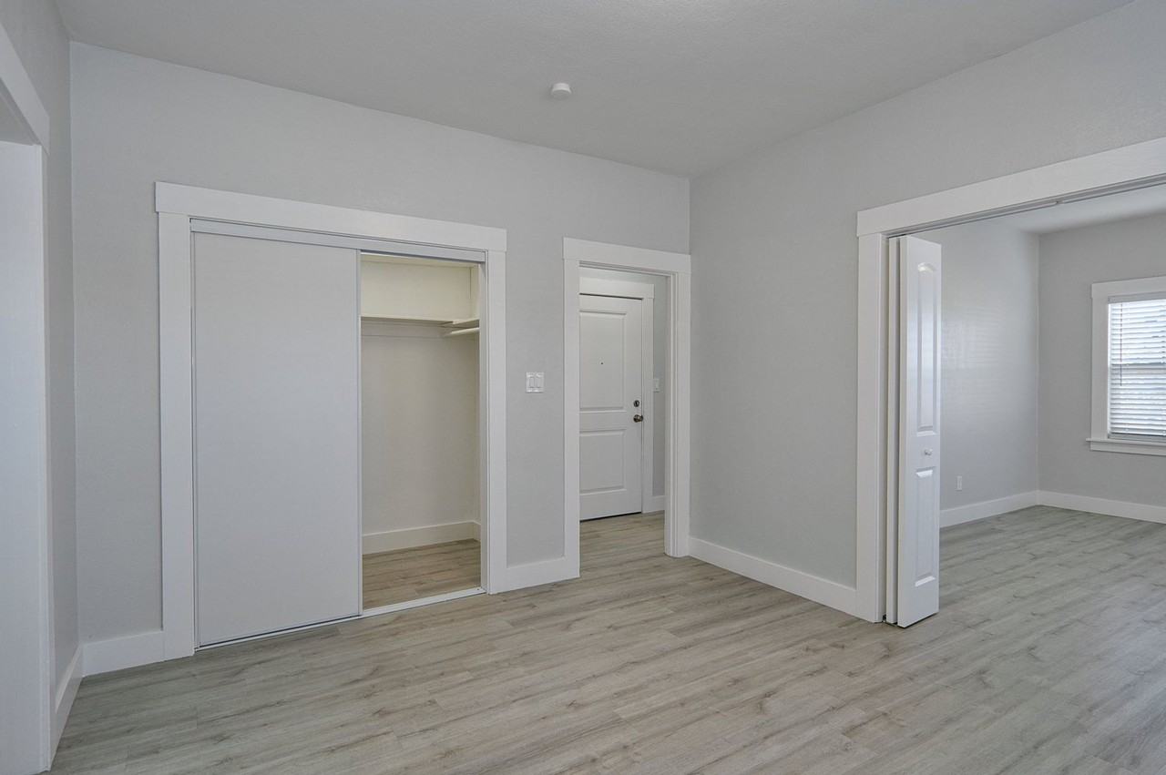 Listing photo 1 of 5