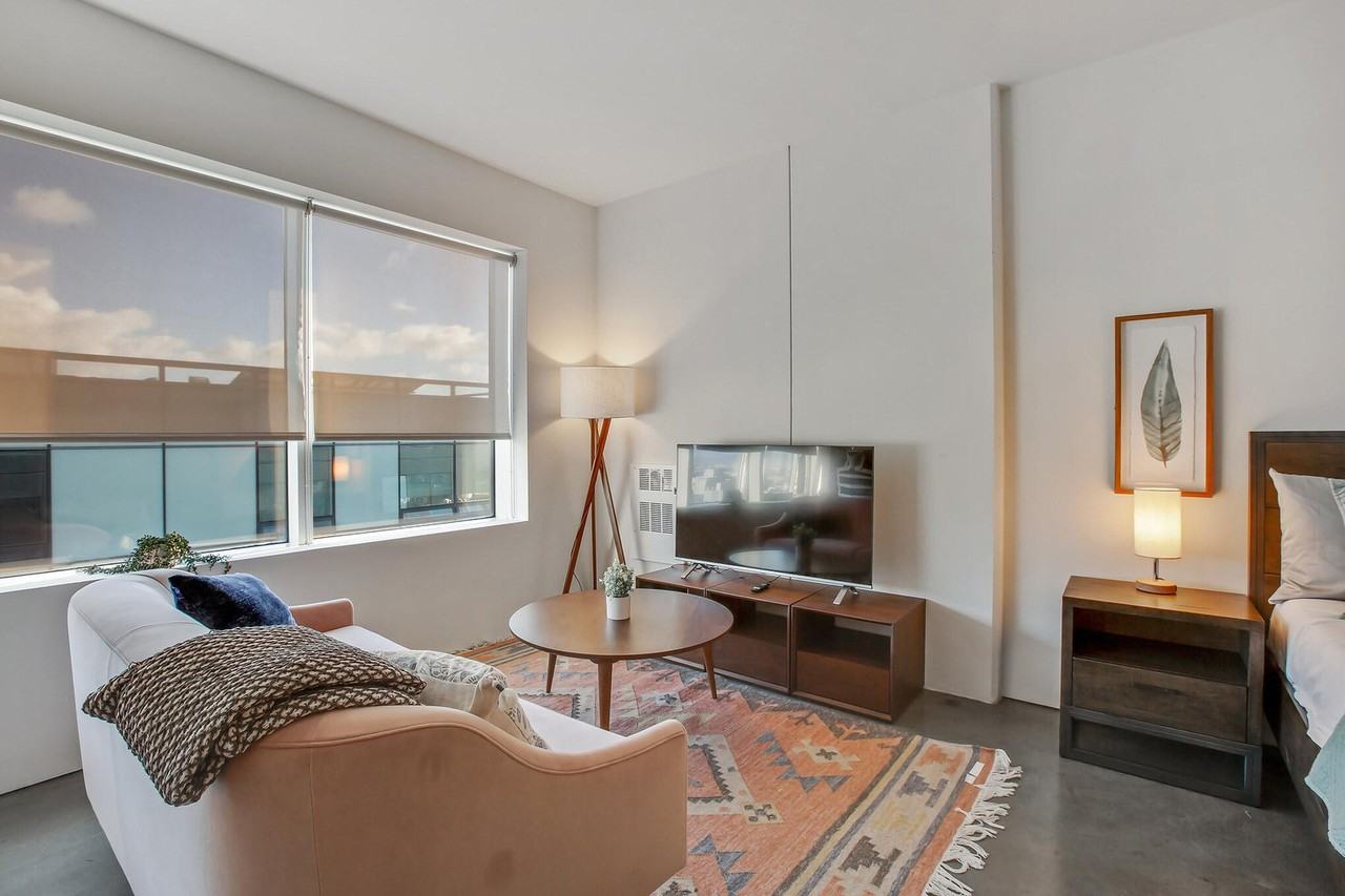 Listing photo 1 of 5