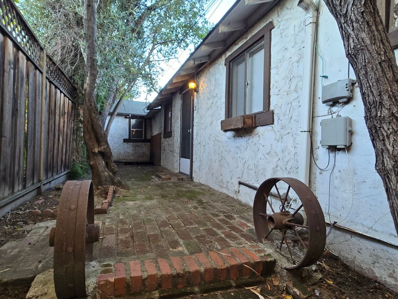 Listing photo 1 of 5