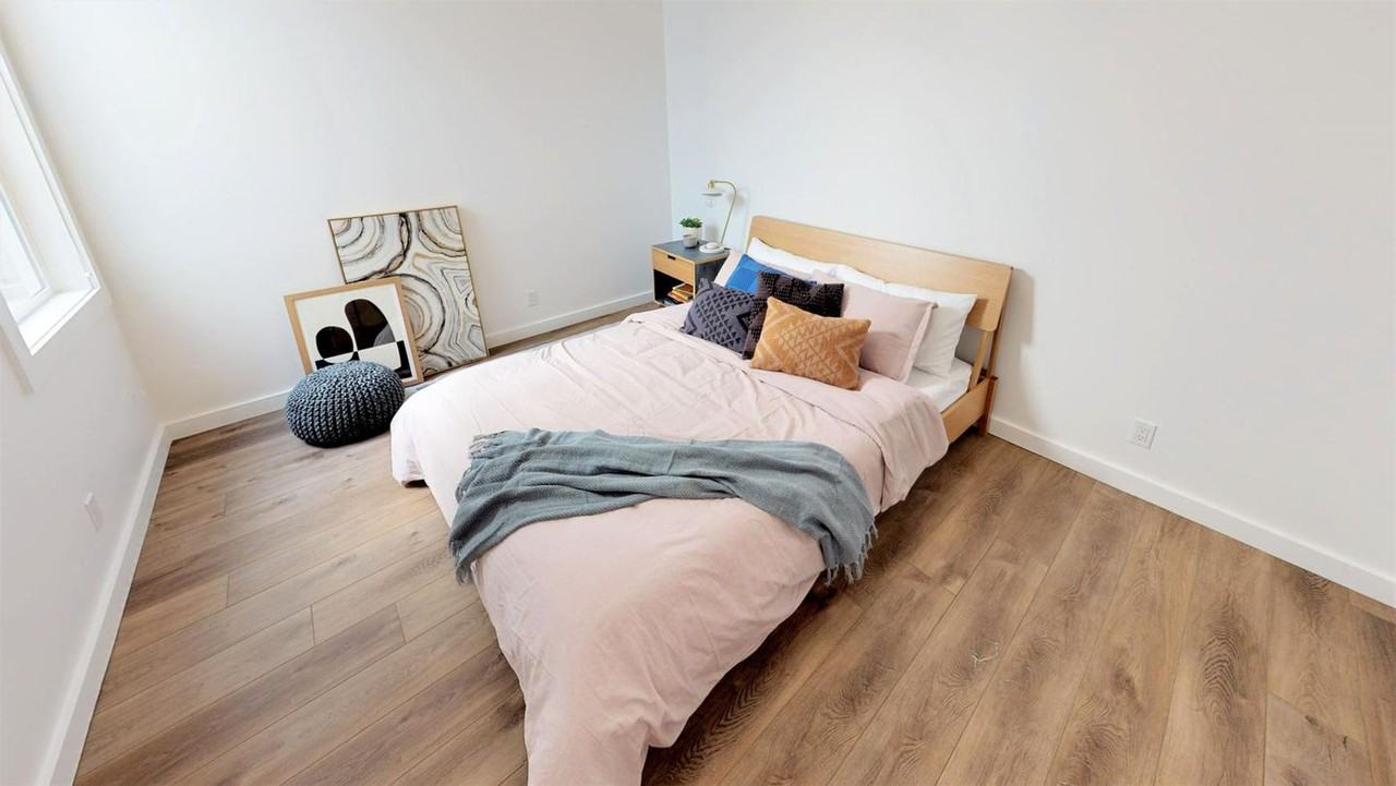 Listing photo 1 of 5