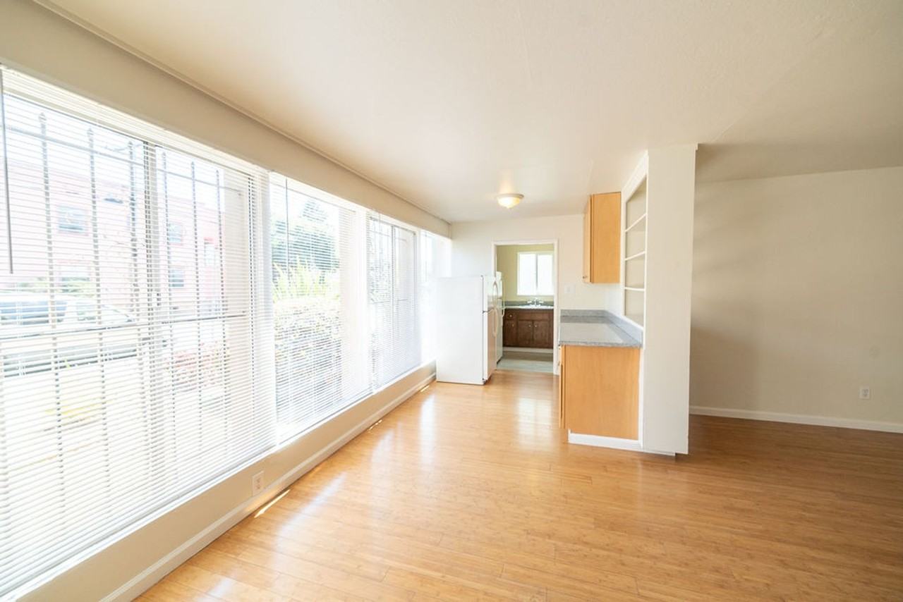 Listing photo 1 of 5