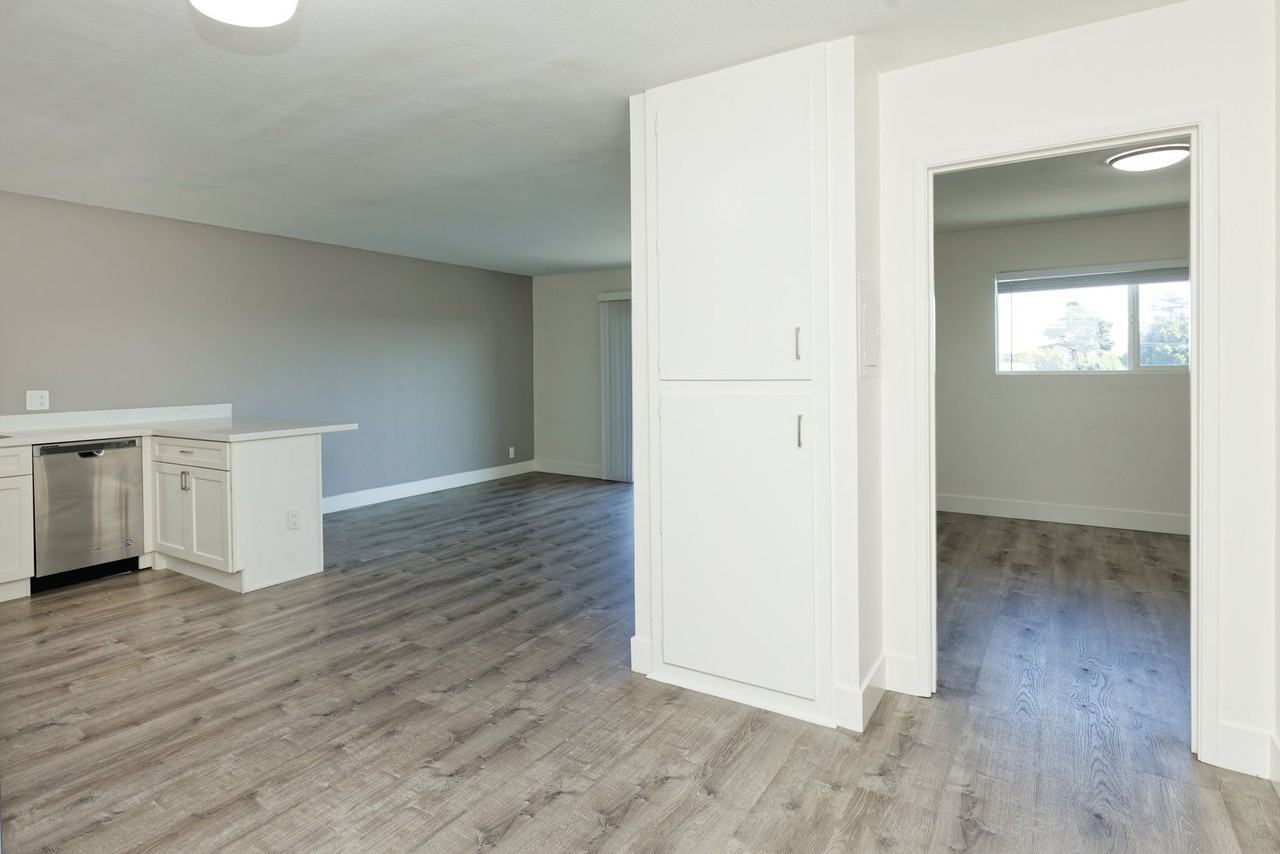 Listing photo 1 of 5