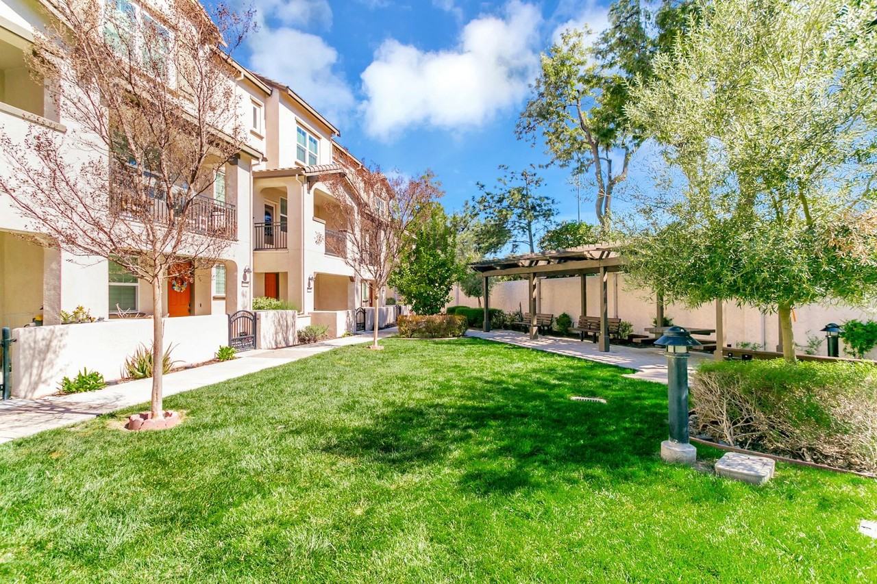 Listing photo 1 of 5
