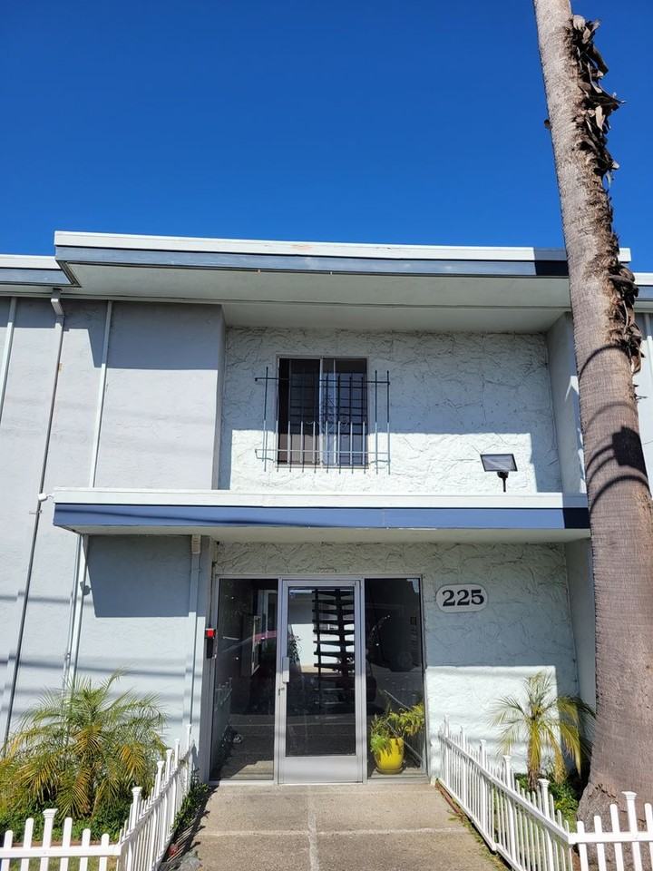 Listing photo 1 of 5