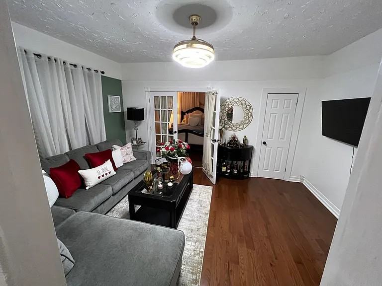 Listing photo 1 of 5