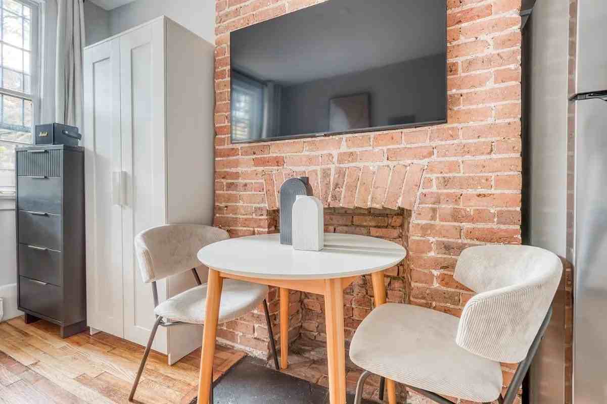 Listing photo 1 of 4