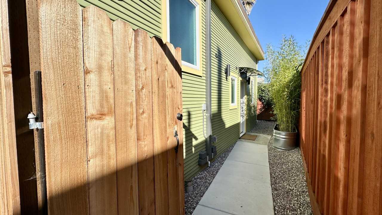 Listing photo 1 of 5