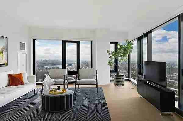 Listing photo 1 of 5