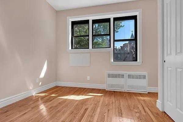 Listing photo 1 of 5