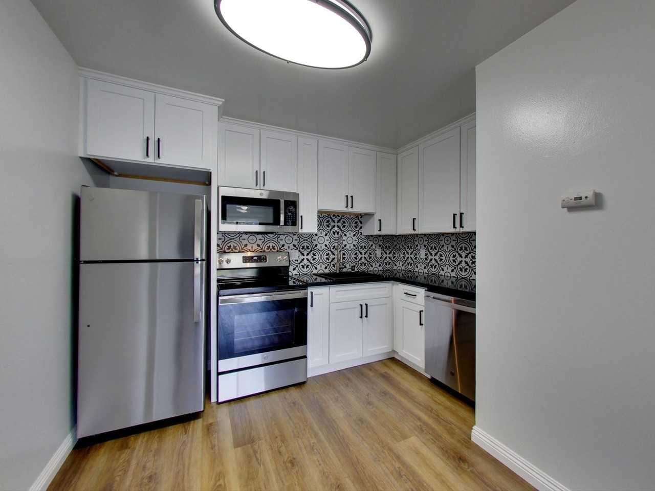 Listing photo 1 of 5