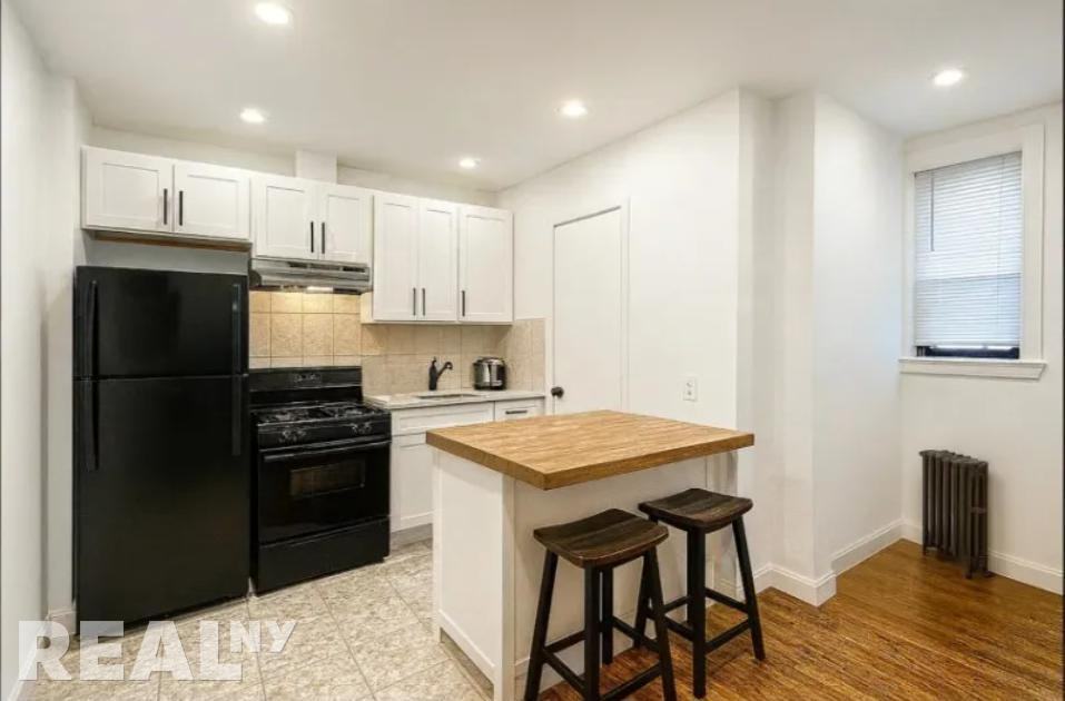 Listing photo 1 of 5