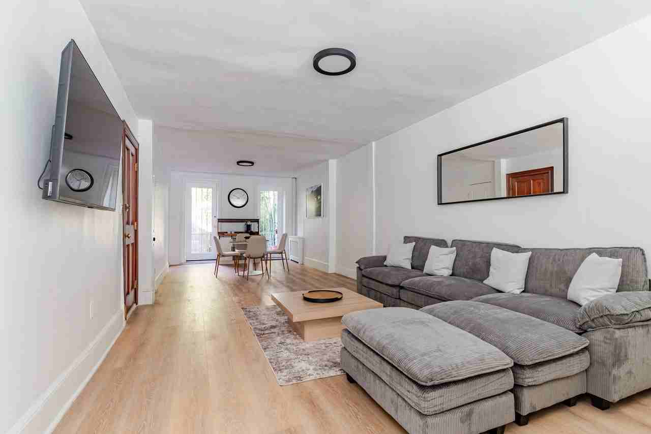 Listing photo 1 of 5