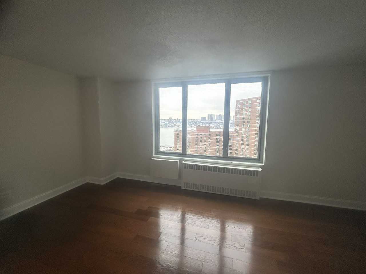 Listing photo 1 of 4