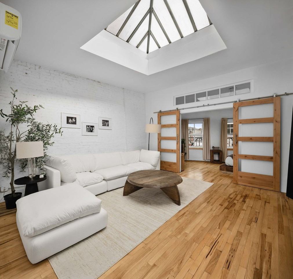 Listing photo 1 of 5