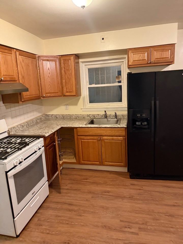 Listing photo 1 of 5