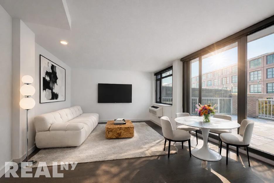 Listing photo 1 of 5