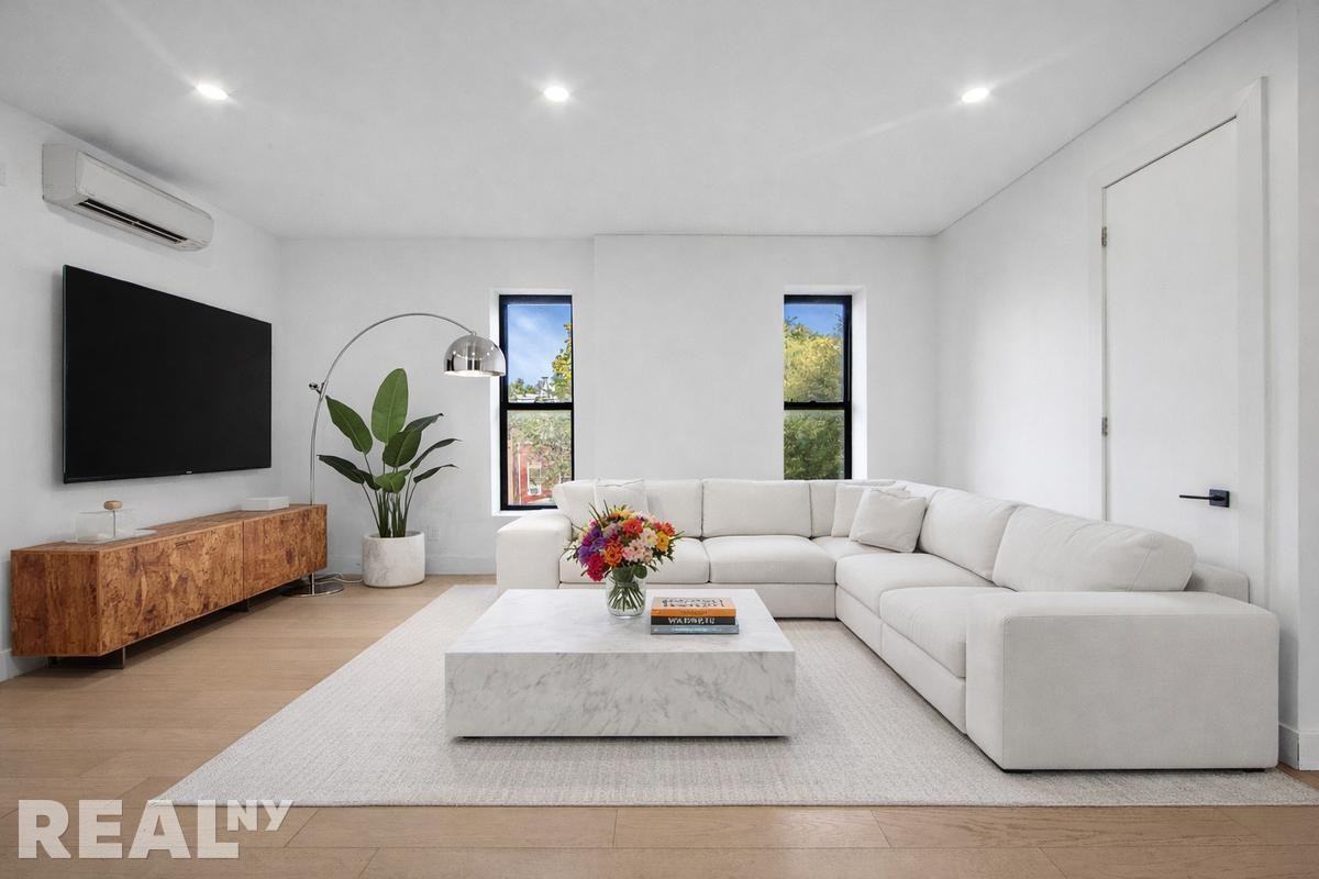 Listing photo 1 of 5