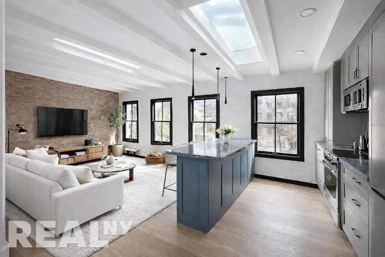 Listing photo 1 of 5