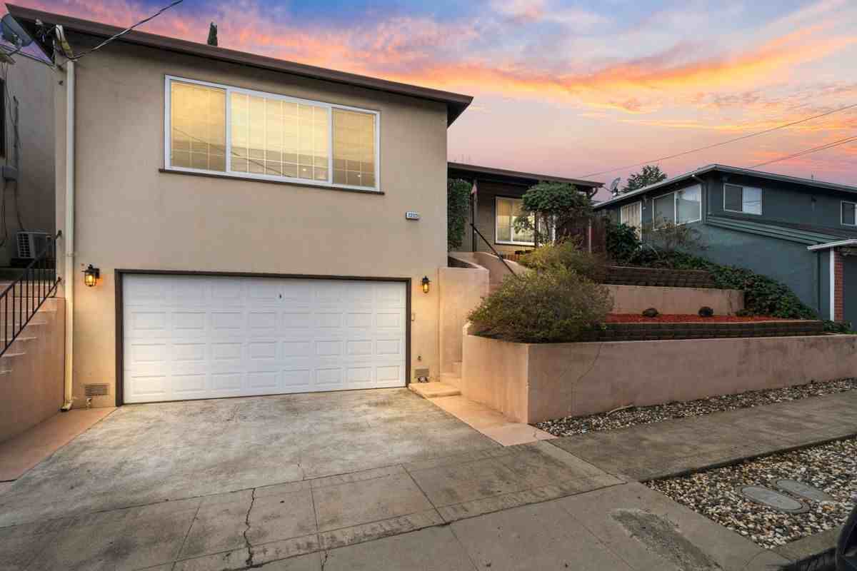 Listing photo 1 of 5