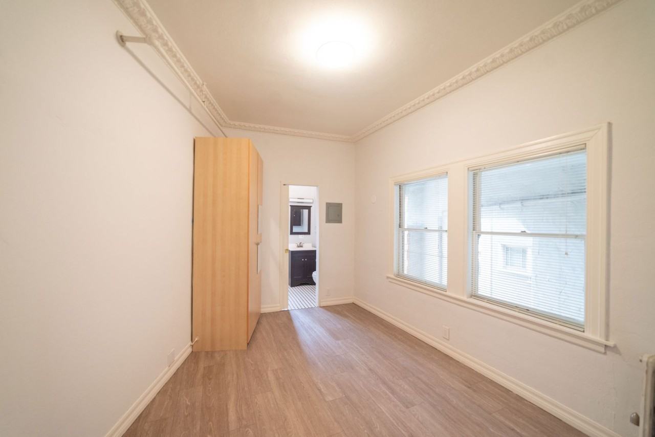 Listing photo 1 of 5