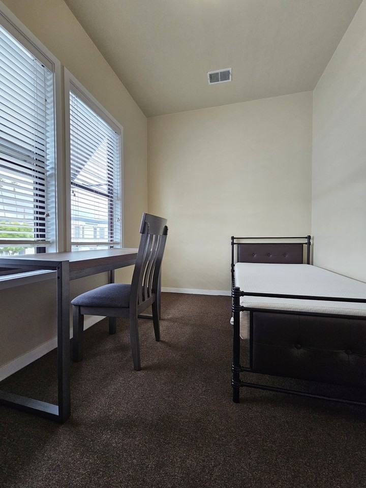 Listing photo 1 of 2