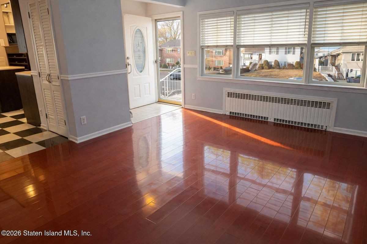 Listing photo 1 of 5