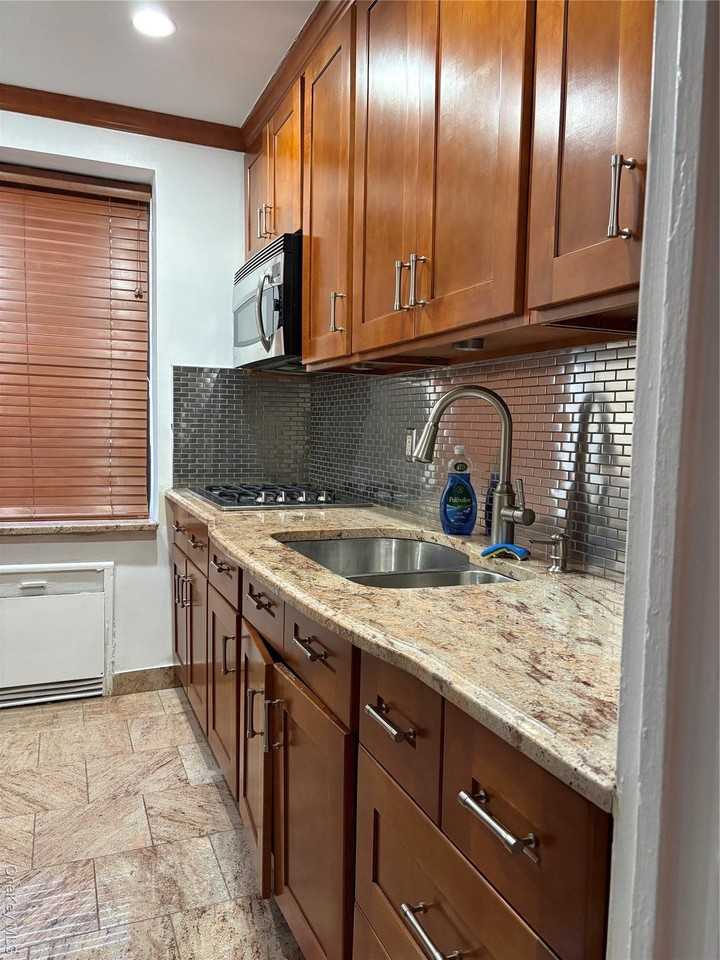 Listing photo 1 of 5