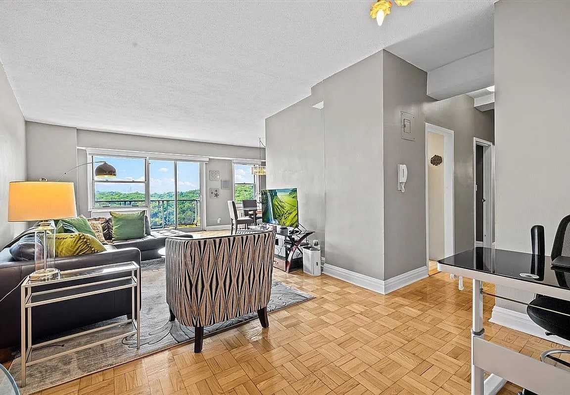 Listing photo 1 of 5