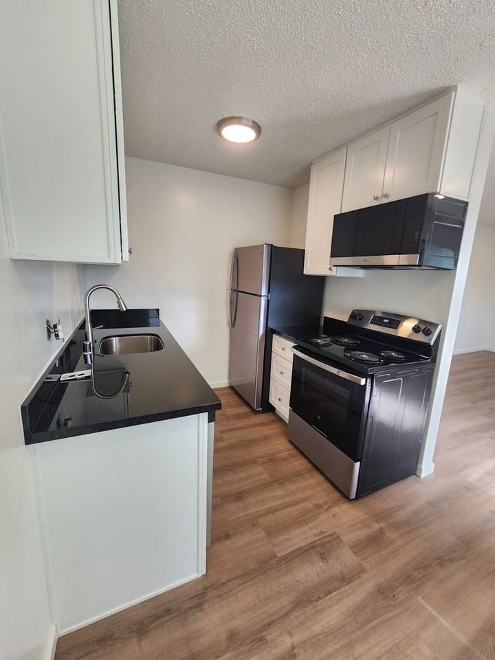 Listing photo 1 of 5