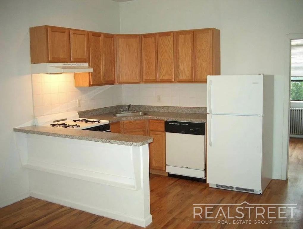 Listing photo 1 of 5