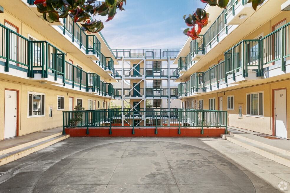 Listing photo 1 of 5