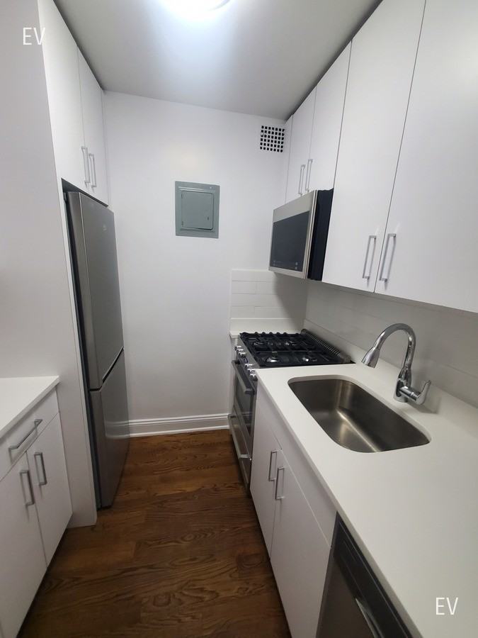 Listing photo 1 of 4