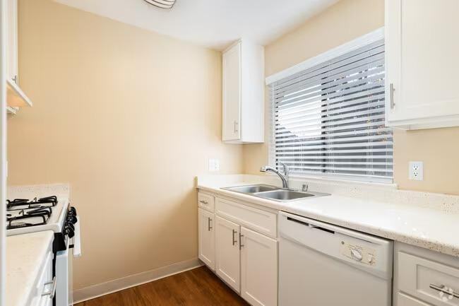 Listing photo 1 of 5