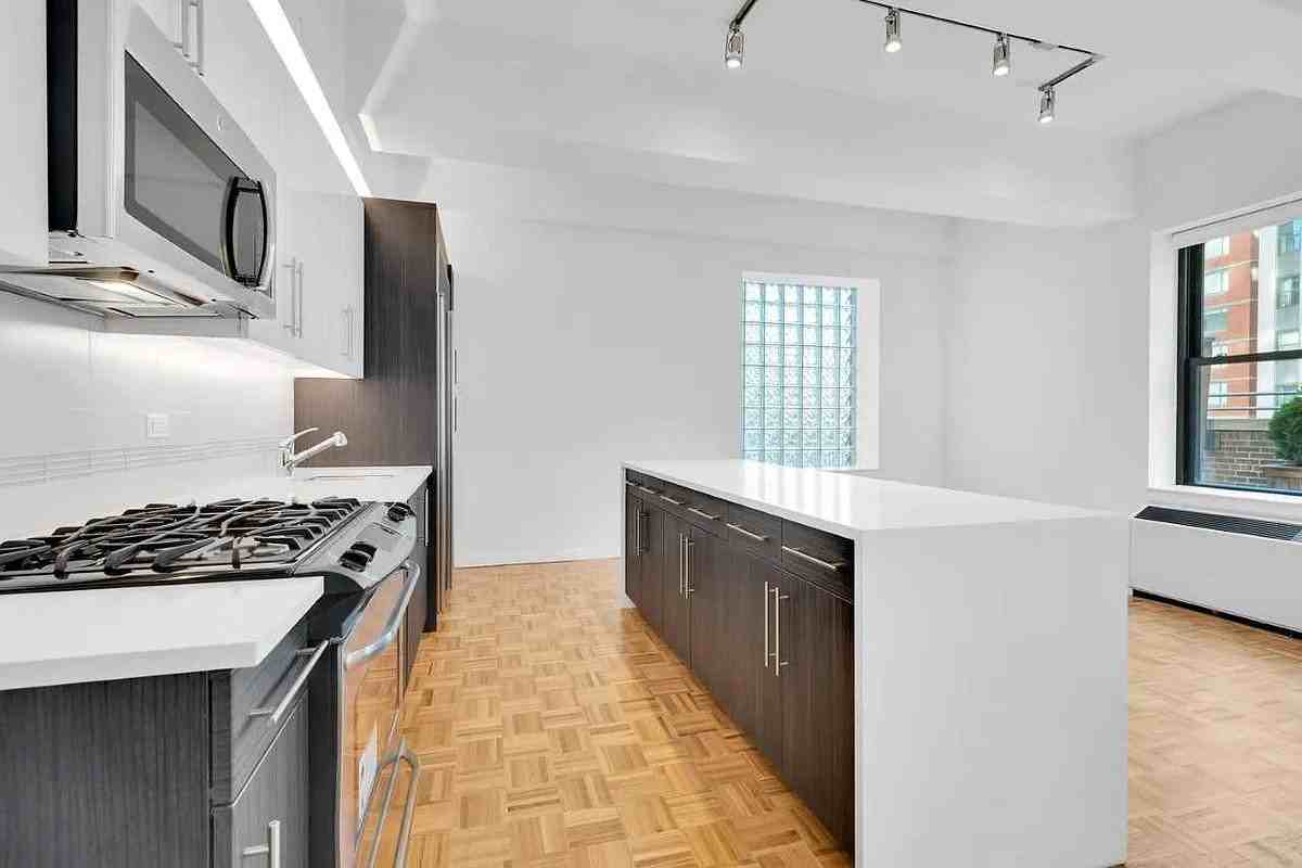 Listing photo 1 of 5