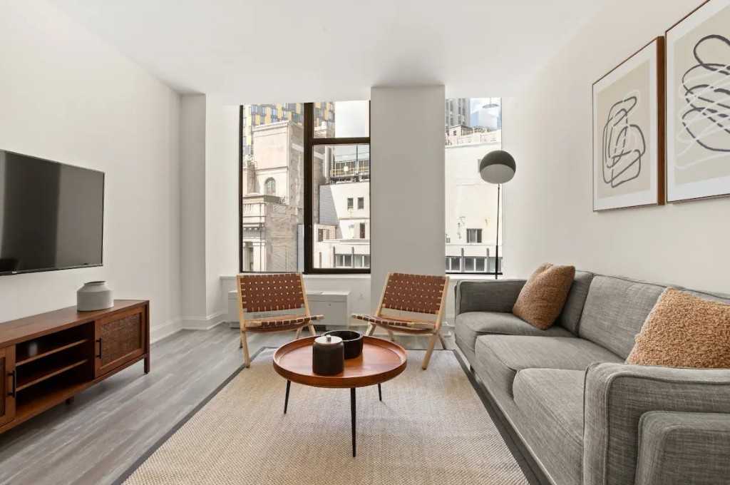 Listing photo 1 of 5