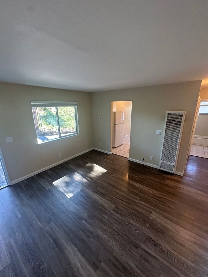 Listing photo 1 of 5