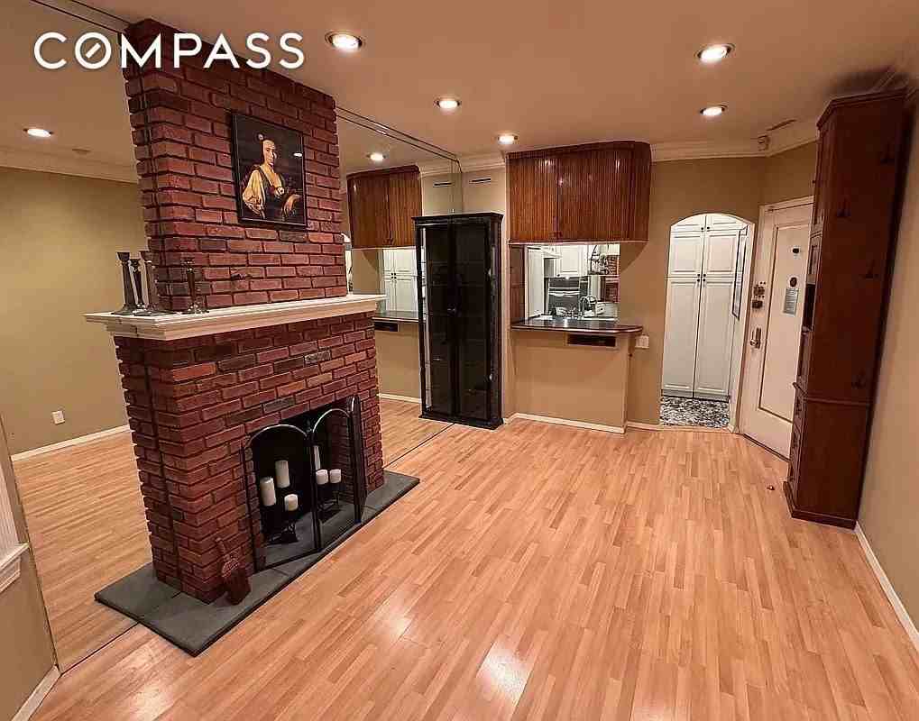 Listing photo 1 of 5